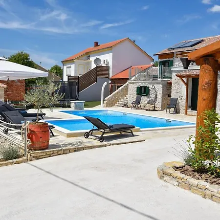 Semesterbostad Villa Green Oasis